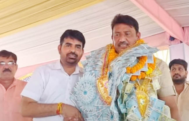 सोनीपत: जांबाज रोहतास दहिया को सम्मानित करते हुए विधायक पवन खरखौदा