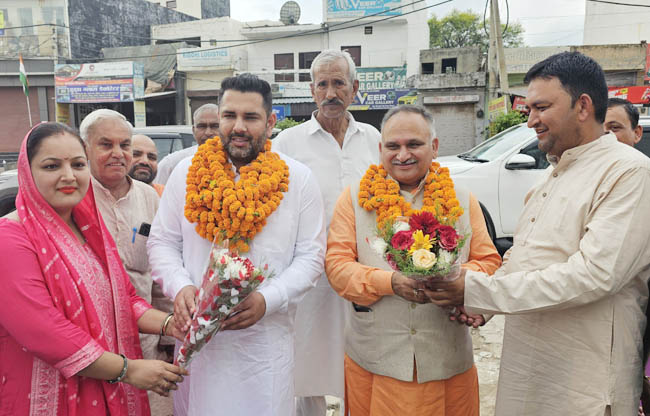 सोनीपत:  न्यू कबीरपुर में विकास कार्यों का शुभारंभ करते हुए विधायक निखिल व मेयर राजीव