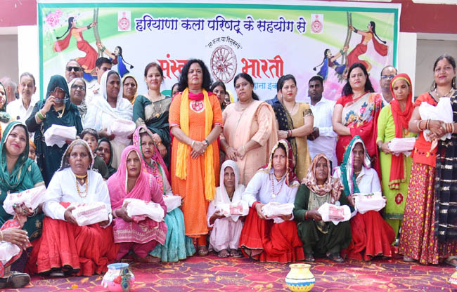 सोनीपत: हरियाणा कला परिषद द्वारा हरियाली तीज महोत्सव में डा. रीटा शर्मा सोनीपत: हरियाणा कला परिषद द्वारा हरियाली तीज महोत्सव में डा. रीटा शर्मा