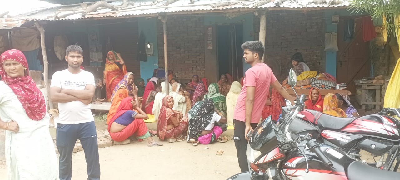 रोते बिलखते परिजन रोते बिलखते परिजन