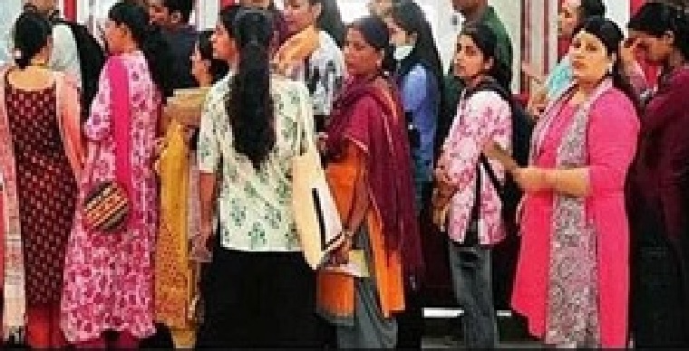 राखी भेजने वाली बहनों की प्रधान डाकघर में भीड़ राखी भेजने वाली बहनों की प्रधान डाकघर में भीड़