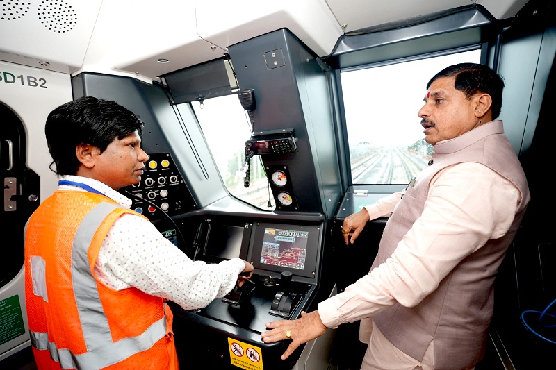 मुख्यमंत्री ने किया मेट्रो ट्रेन के कार्य का निरीक्षण मुख्यमंत्री ने किया मेट्रो ट्रेन के कार्य का निरीक्षण
