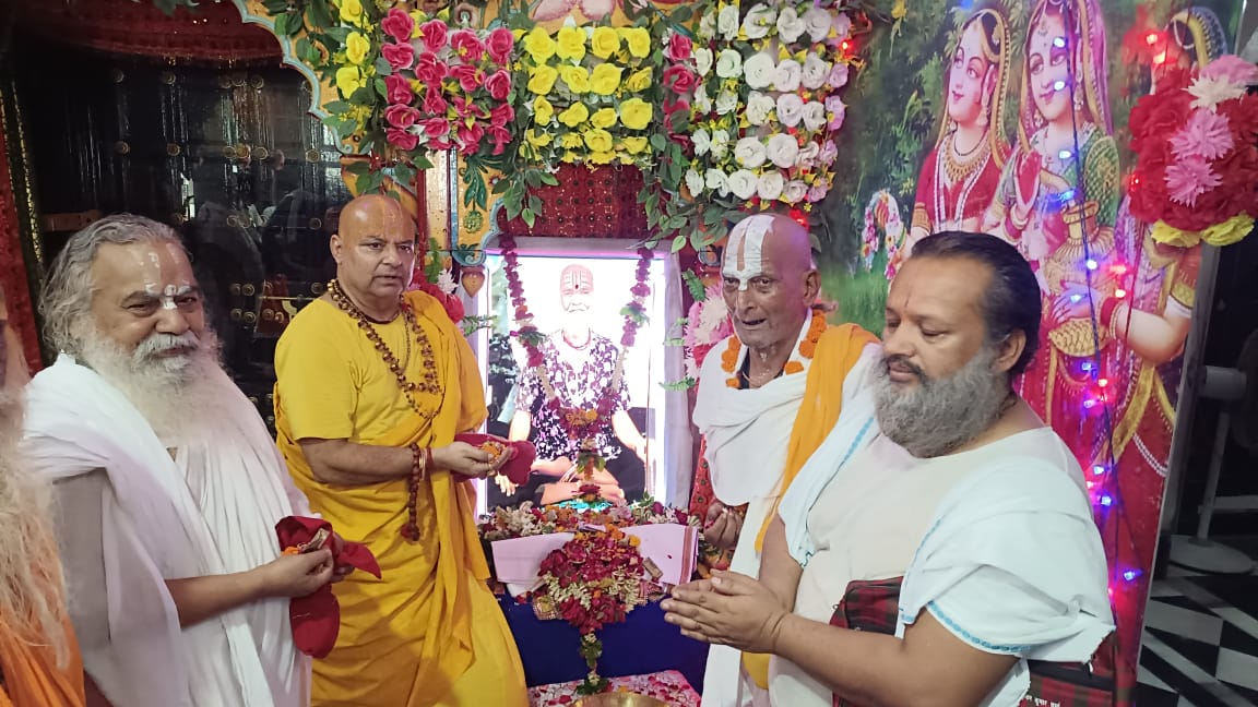 झुनझुनिया बाबा काे संताें ने अर्पित की पुष्पांजलि झुनझुनिया बाबा काे संताें ने अर्पित की पुष्पांजलि