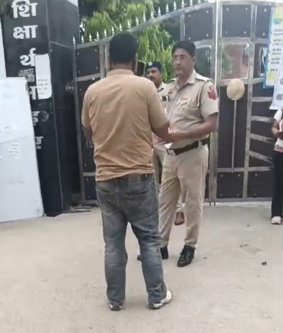 गुरुग्राम में सीईटी परीक्षा में लेट हुए परीक्षार्थी को लेकर पहुंची पुलिस।