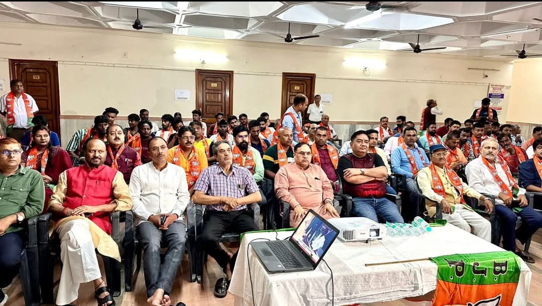 प्रधानमंत्री की मन की बात सुनते प्रधानमंत्री की मन की बात सुनते