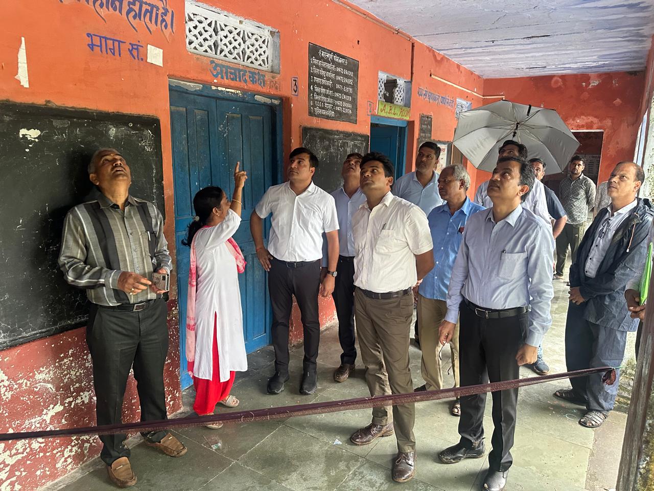चित्तौड़गढ़ जिले के आजोलिया का खेड़ा में स्कूल का निरीक्षण करते प्रभारी सचिव।