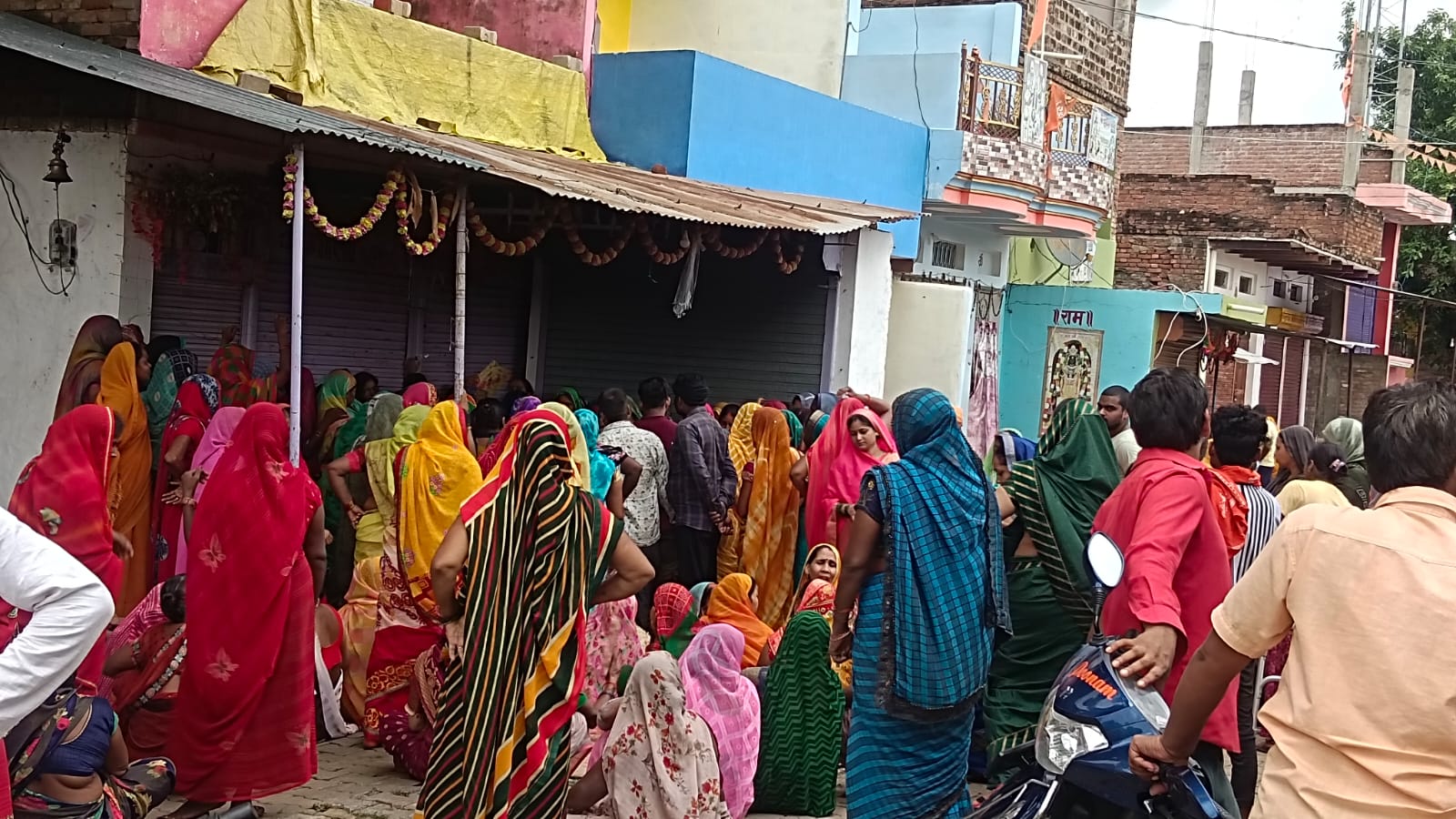 मौत के बाद रोते- बिलखते परिजन। मौत के बाद रोते- बिलखते परिजन।