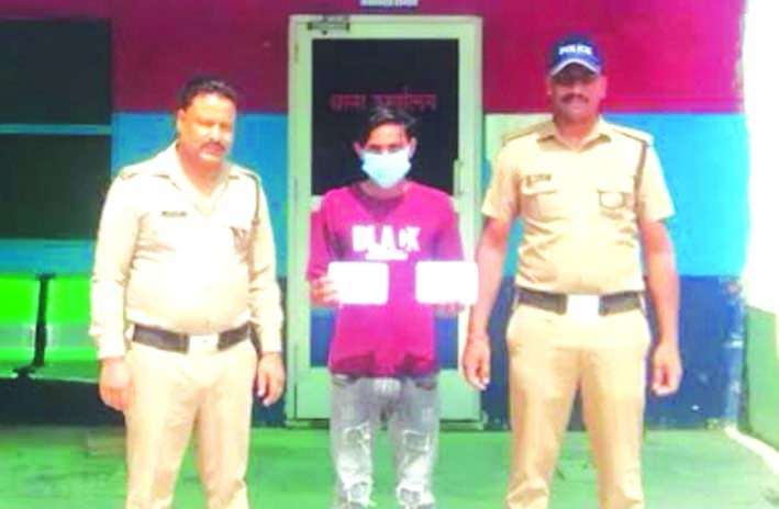 पुलिस गिरफ्त में आरोपित पुलिस गिरफ्त में आरोपित