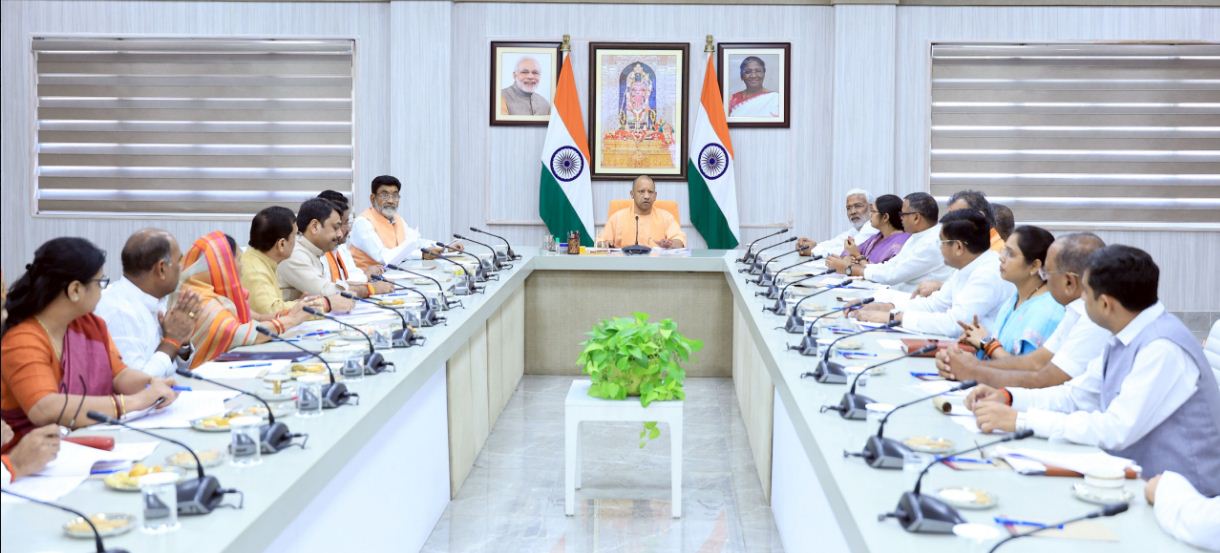 बुन्देलखण्ड के जनप्रतिनिधियों के साथ बैठक करते मुख्यमंत्री बुन्देलखण्ड के जनप्रतिनिधियों के साथ बैठक करते मुख्यमंत्री