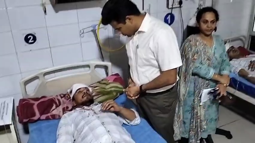 चित्तौड़गढ़ के जिला चिकित्सालय में भर्ती घायल से जानकारी लेते जिला कलक्टर। चित्तौड़गढ़ के जिला चिकित्सालय में भर्ती घायल से जानकारी लेते जिला कलक्टर।