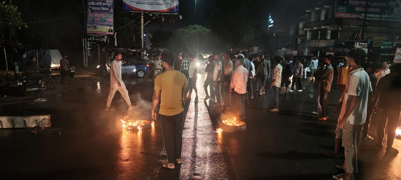 सड़क जाम कर रहे लोग सड़क जाम कर रहे लोग