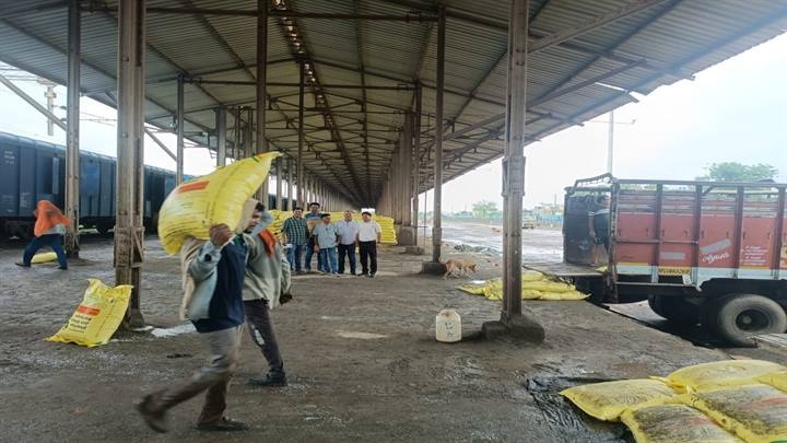 जबलपुर पहुंची 2613.6 मीट्रिक टन यूरिया जबलपुर पहुंची 2613.6 मीट्रिक टन यूरिया