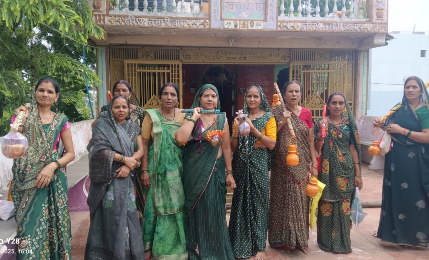 महिलाओं ने की कांवड़ यात्रा की तैयारी महिलाओं ने की कांवड़ यात्रा की तैयारी