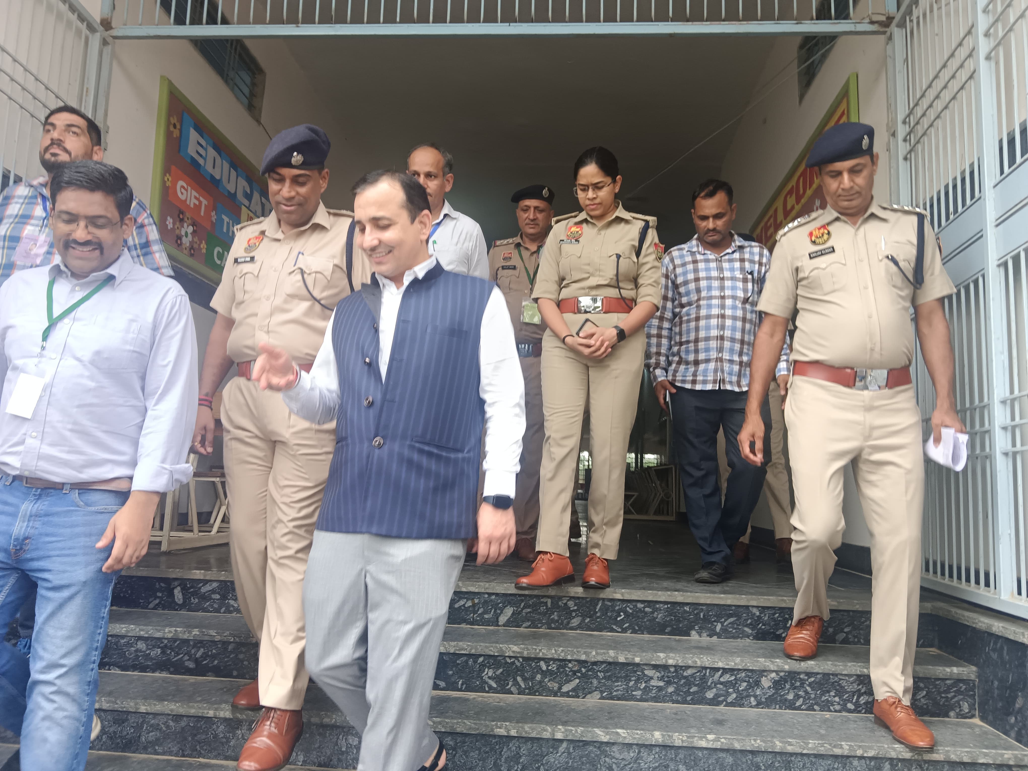 परीक्षा केंद्र का निरीक्षण करते हुए चेयरमैन। परीक्षा केंद्र का निरीक्षण करते हुए चेयरमैन।