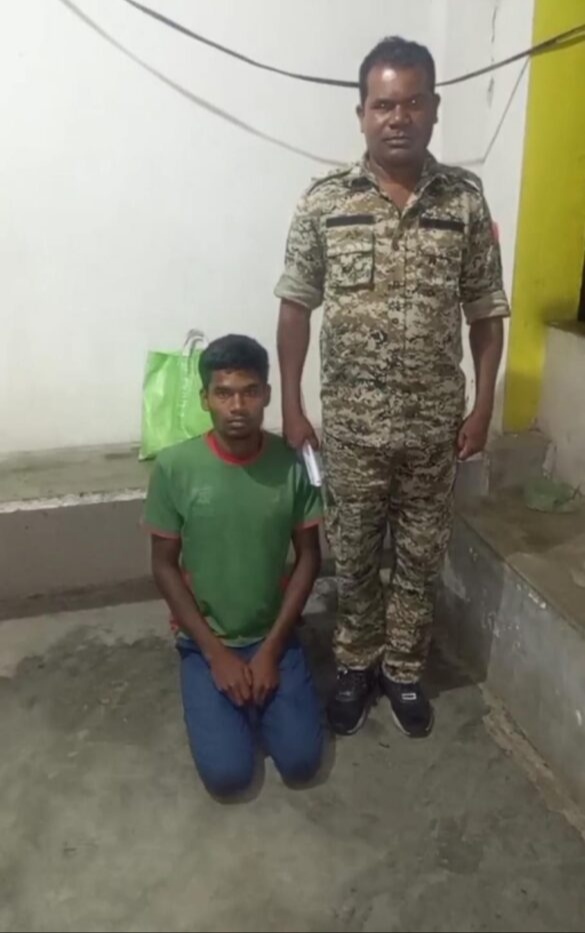 पुलिस के गिरफ्त में आरोपी पुलिस के गिरफ्त में आरोपी