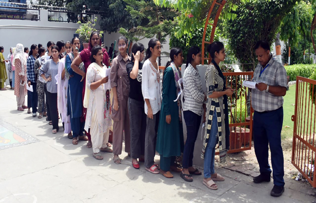 साेनीपत में परीक्षा केंद्र के भीतर प्रवेश करते परीक्षार्थी साेनीपत में परीक्षा केंद्र के भीतर प्रवेश करते परीक्षार्थी