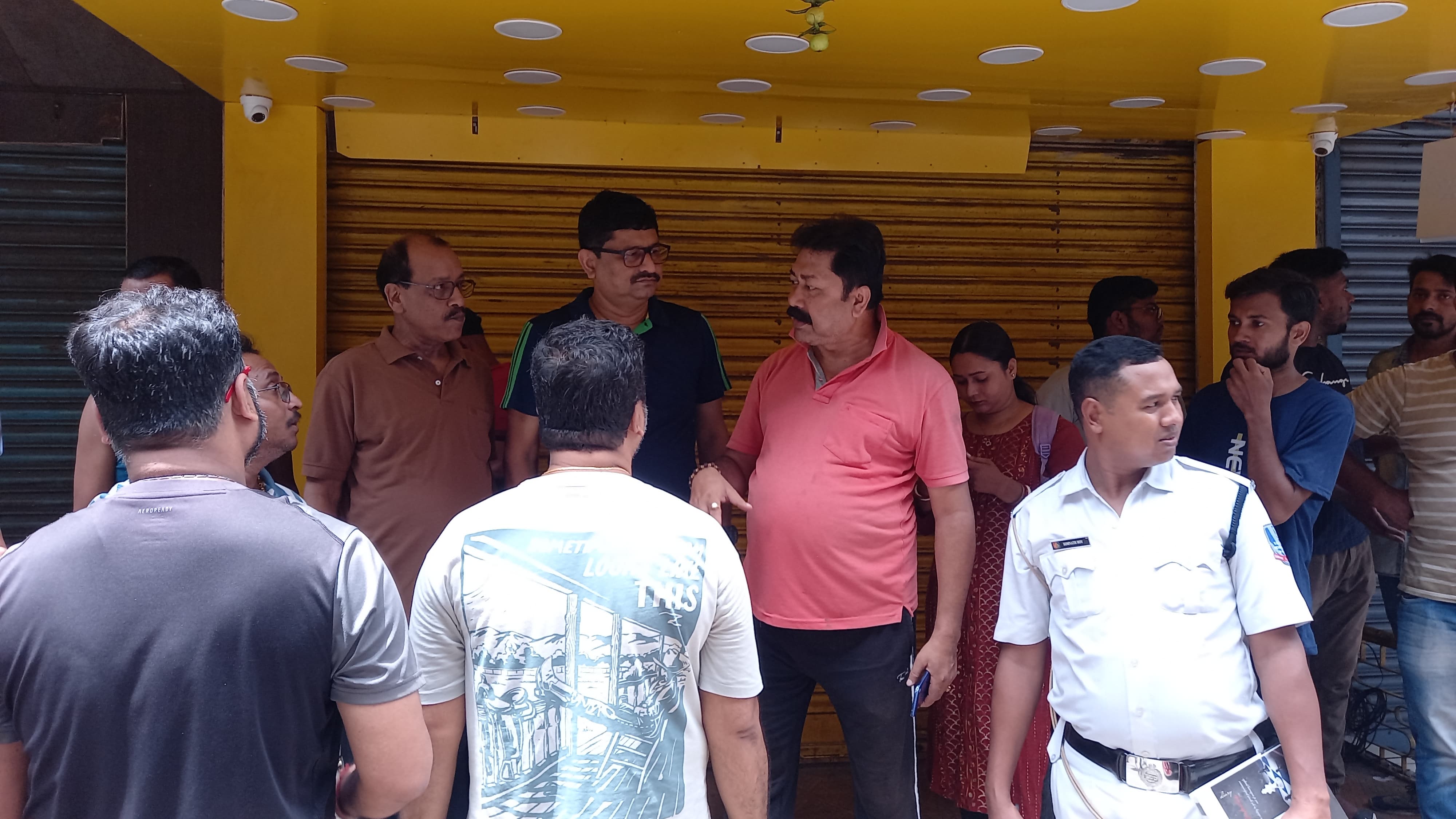 मोबाइल दुकान में चोरी के बाद मौके पर पहुंची पुलिस मोबाइल दुकान में चोरी के बाद मौके पर पहुंची पुलिस