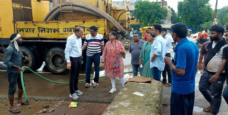ग्वालियरः कलेक्टर शहर की निचली बस्तियों में पहुँचीं ग्वालियरः कलेक्टर शहर की निचली बस्तियों में पहुँचीं