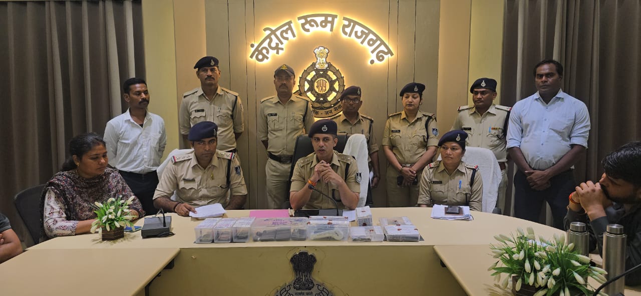 11 सदस्य गिरफ्तार, 20 लाख का माल बरामद 11 सदस्य गिरफ्तार, 20 लाख का माल बरामद
