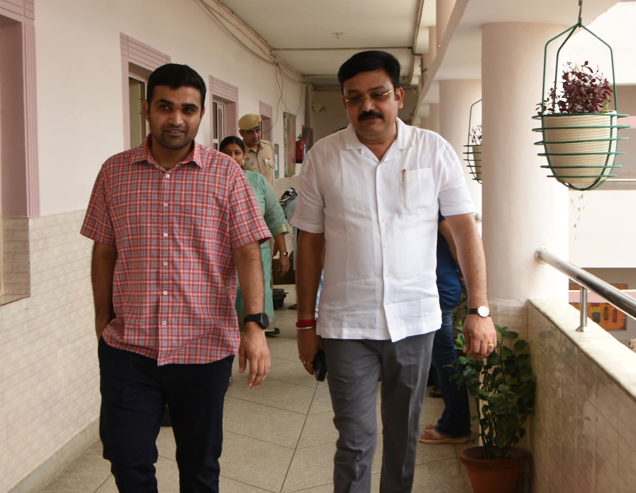 जिला उपायुक्त विक्रम सिंह के साथ एचपीएससी के सदस्य भूपेंद्र चौहान निरीक्षण करते हुए जिला उपायुक्त विक्रम सिंह के साथ एचपीएससी के सदस्य भूपेंद्र चौहान निरीक्षण करते हुए