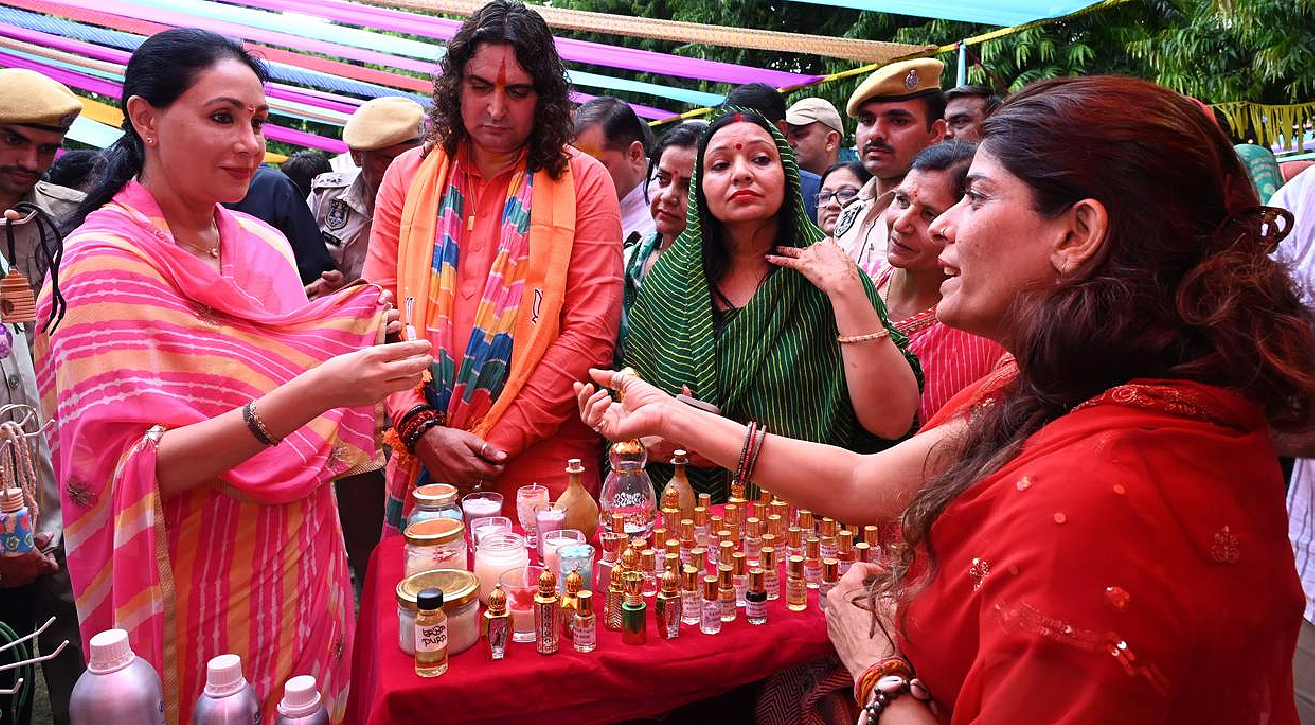 तीज महोत्सव की धूम: उपमुख्यमंत्री दीया कुमारी ने किया क्राफ्ट एंड फूड मेले का उद्घाटन तीज महोत्सव की धूम: उपमुख्यमंत्री दीया कुमारी ने किया क्राफ्ट एंड फूड मेले का उद्घाटन