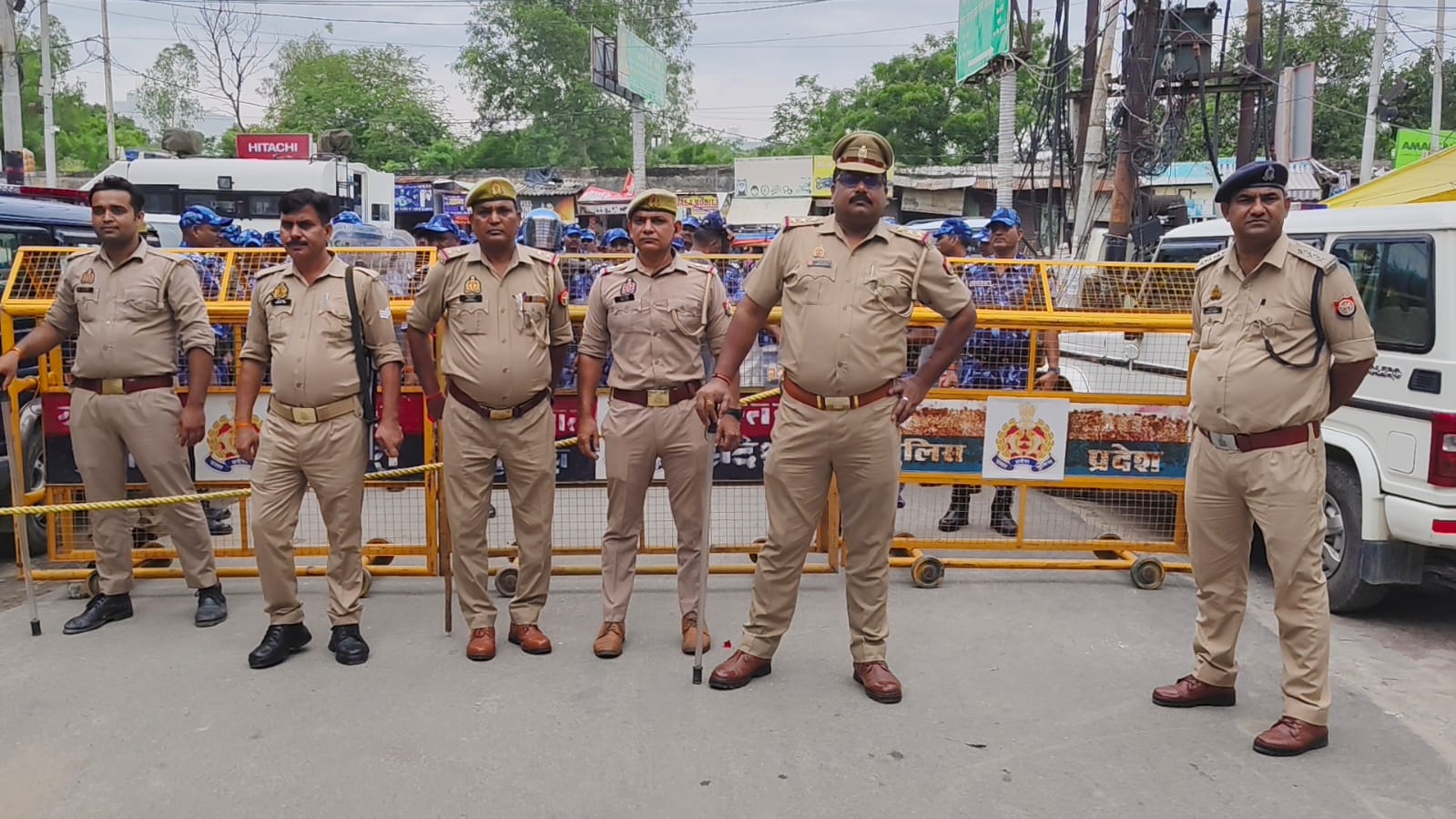 संभल जा रहे शिव सैनिकों को रोकने के लिए तैनात पुलिस बल। संभल जा रहे शिव सैनिकों को रोकने के लिए तैनात पुलिस बल।