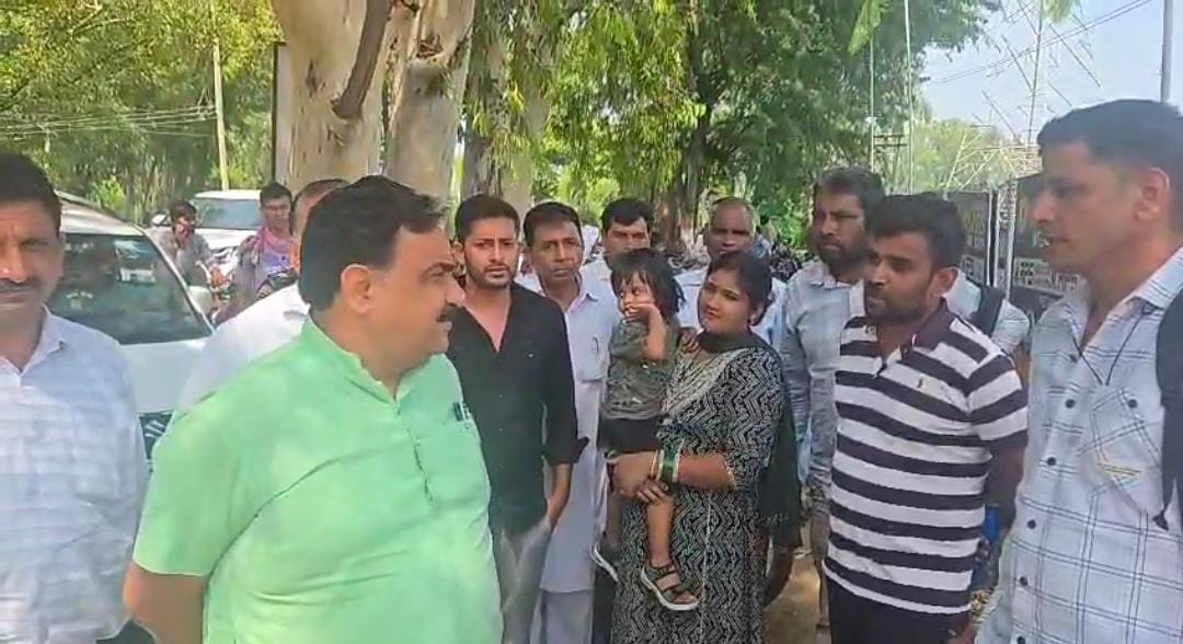 बातचीत करते हुए डा. मिड्ढा।