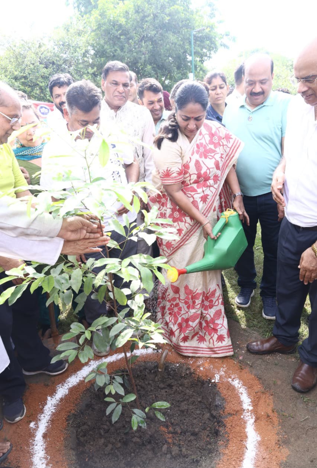 दिल्ली के शालीमार बाग स्थित करनाल वाला बाग में हरी-भरी दिल्ली के लिए एक पेड़ मां के नाम लगाती मुख्यमंत्री रेखा गुप्ता