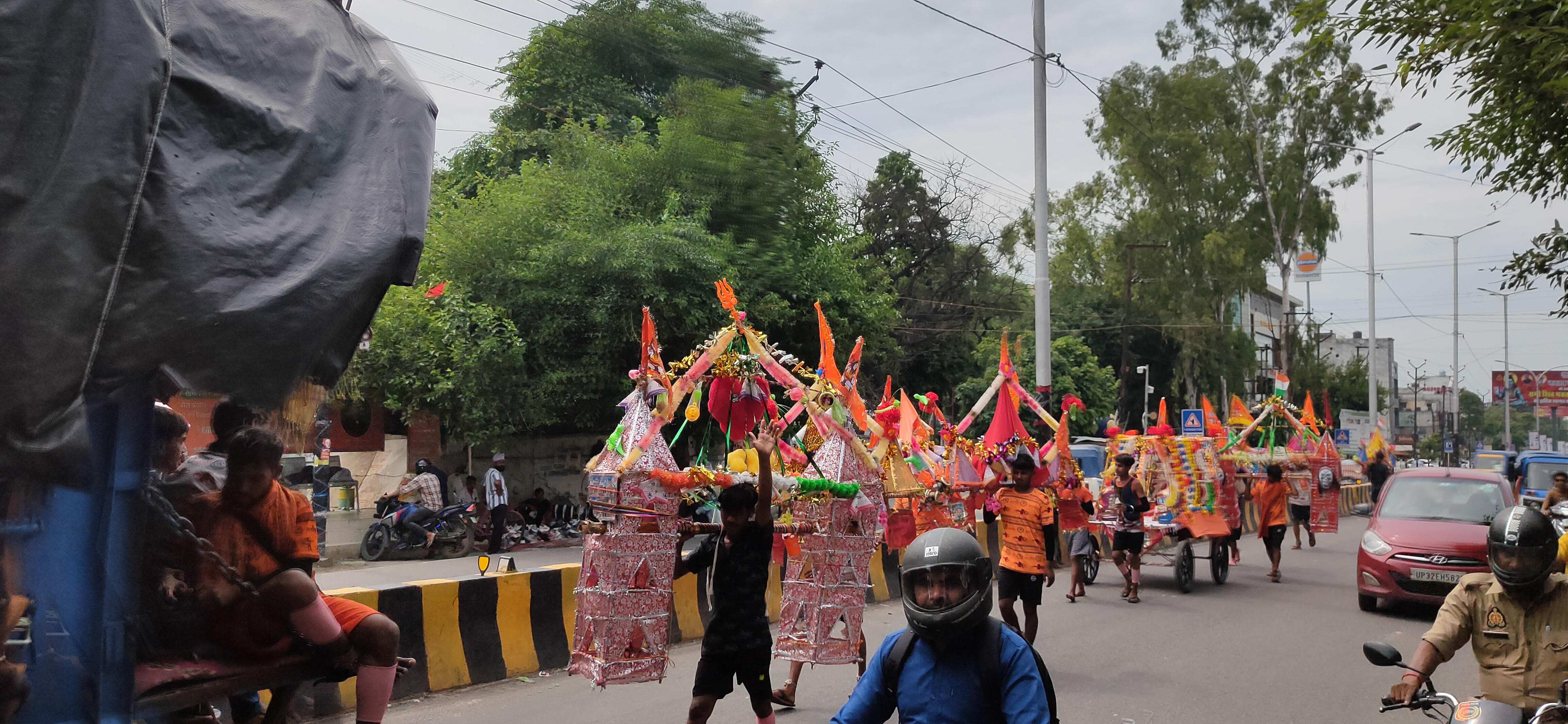 बम भोले के जयकारे लगाते हुए देर रात्रि तक मुरादाबाद पहुंचे शिव भक्त कांवड़िए बम भोले के जयकारे लगाते हुए देर रात्रि तक मुरादाबाद पहुंचे शिव भक्त कांवड़िए