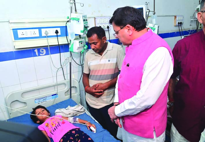 घायलों का हालचाल जानते सीएम धामी घायलों का हालचाल जानते सीएम धामी