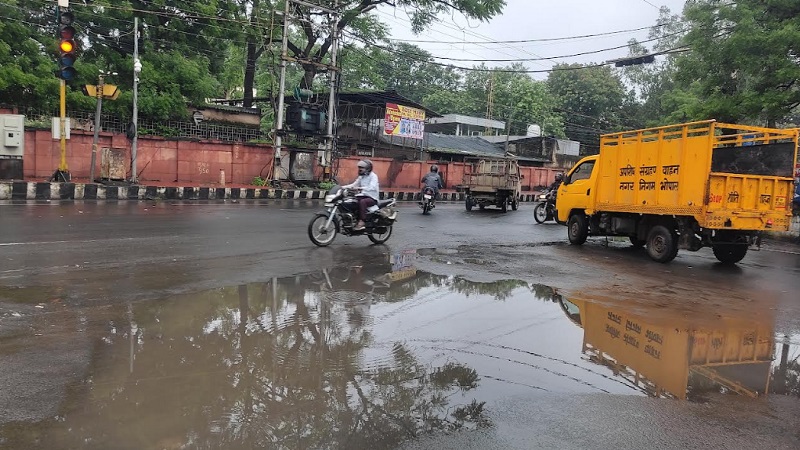 भोपाल शहर में बारिश के कारण सड़कों पर भरा पानी भोपाल शहर में बारिश के कारण सड़कों पर भरा पानी