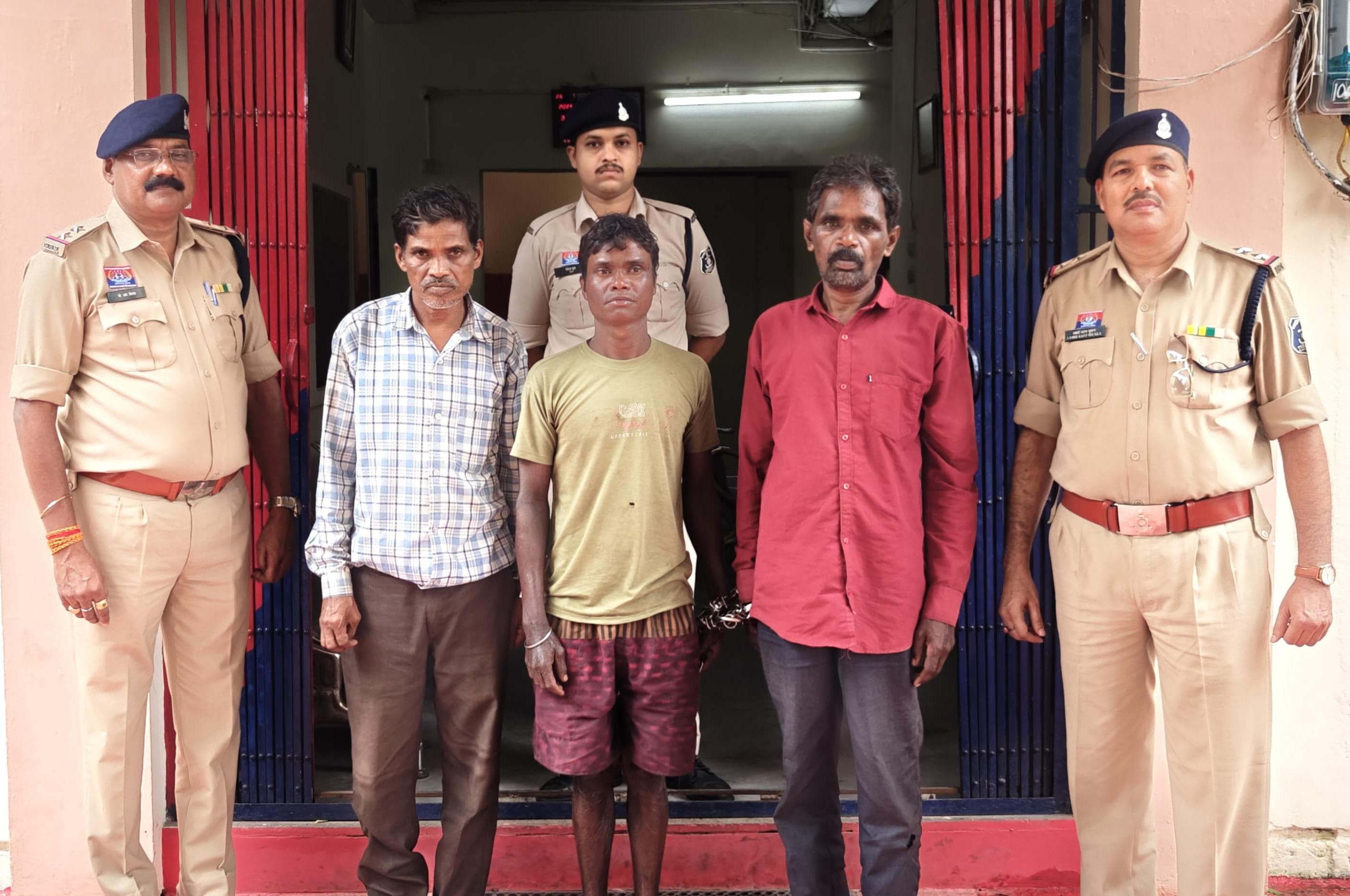 गिरफ्तार बाइक चोर। गिरफ्तार बाइक चोर।