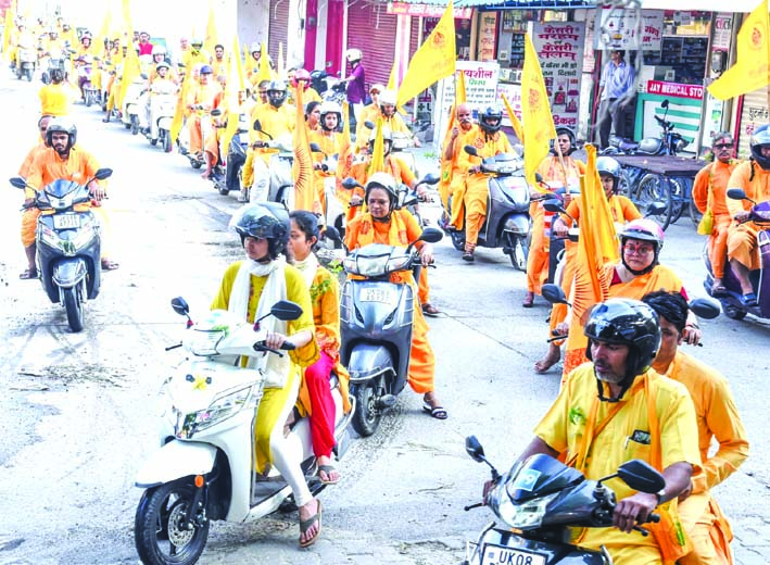 रैली निकालते हुए रैली निकालते हुए
