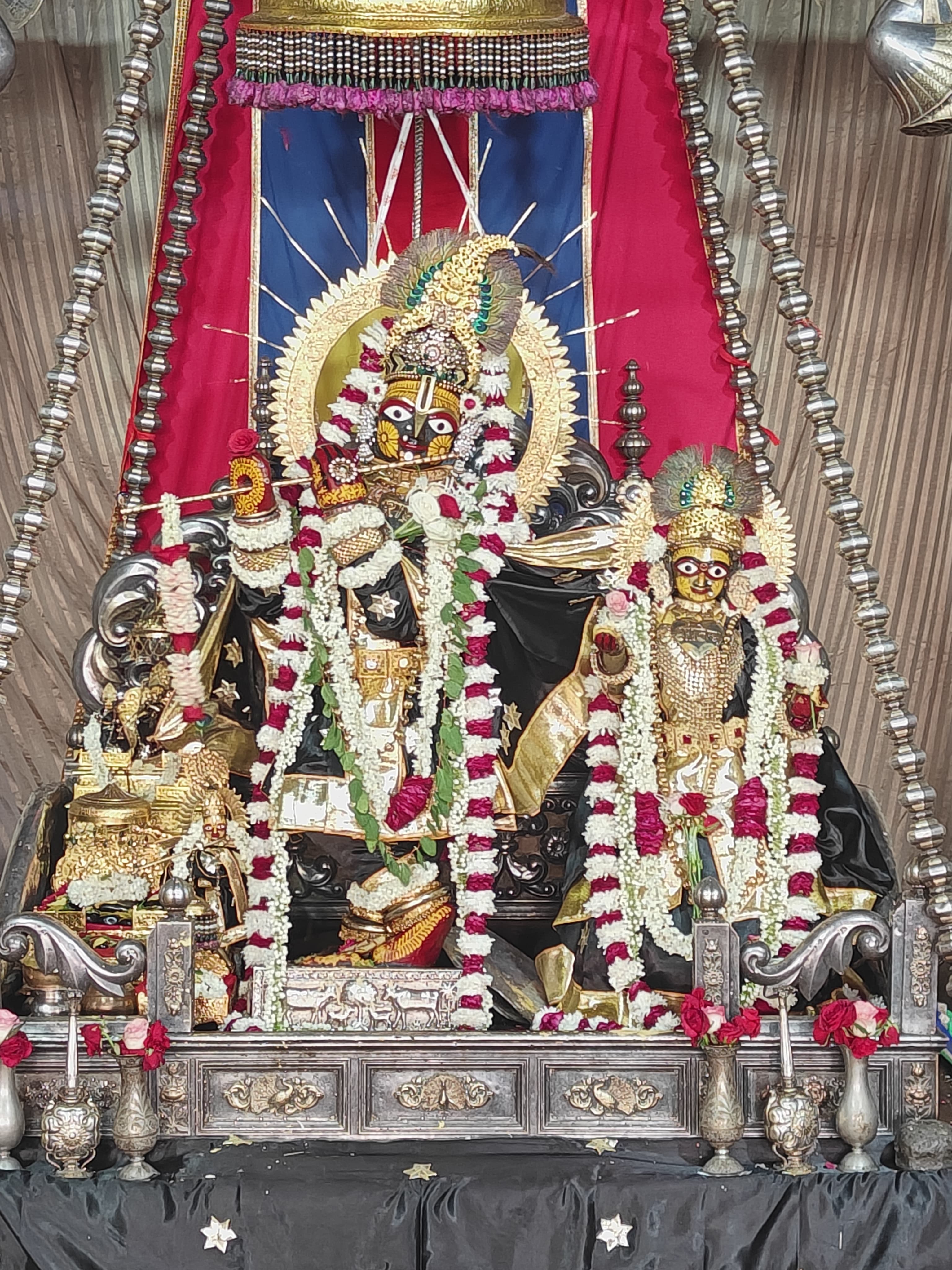 गोविंद देव जी ने पहनी लहरिया पोशाक , किया मनोहारी श्रृंगार गोविंद देव जी ने पहनी लहरिया पोशाक , किया मनोहारी श्रृंगार