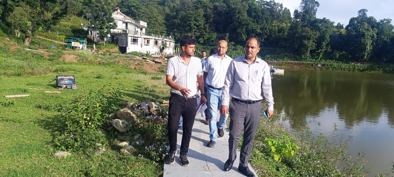 श्यामलाताल क्षेत्र का निरीक्षण करते जिला अधिकारी श्यामलाताल क्षेत्र का निरीक्षण करते जिला अधिकारी