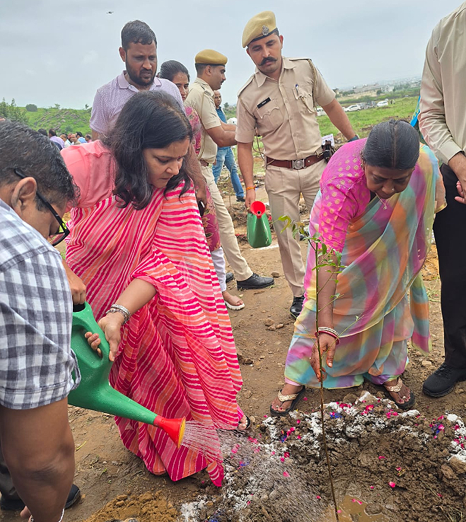 प्रदेशभर के चिकित्सा संस्थानों में किया गया पौधरोपण, अब तक 2 लाख 15 हजार से अधिक पौधरोपण प्रदेशभर के चिकित्सा संस्थानों में किया गया पौधरोपण, अब तक 2 लाख 15 हजार से अधिक पौधरोपण