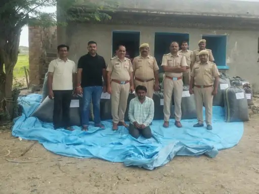खेत में बने कमरे में छिपाए 40 कट्टे जब्त। खेत में बने कमरे में छिपाए 40 कट्टे जब्त।