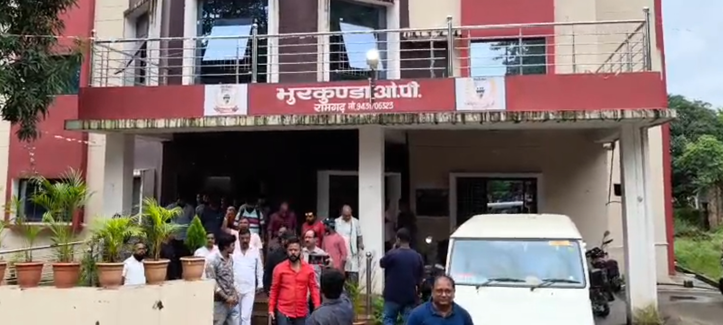 भुरकुंडा थाने में समर्थकों के साथ विधायक भुरकुंडा थाने में समर्थकों के साथ विधायक