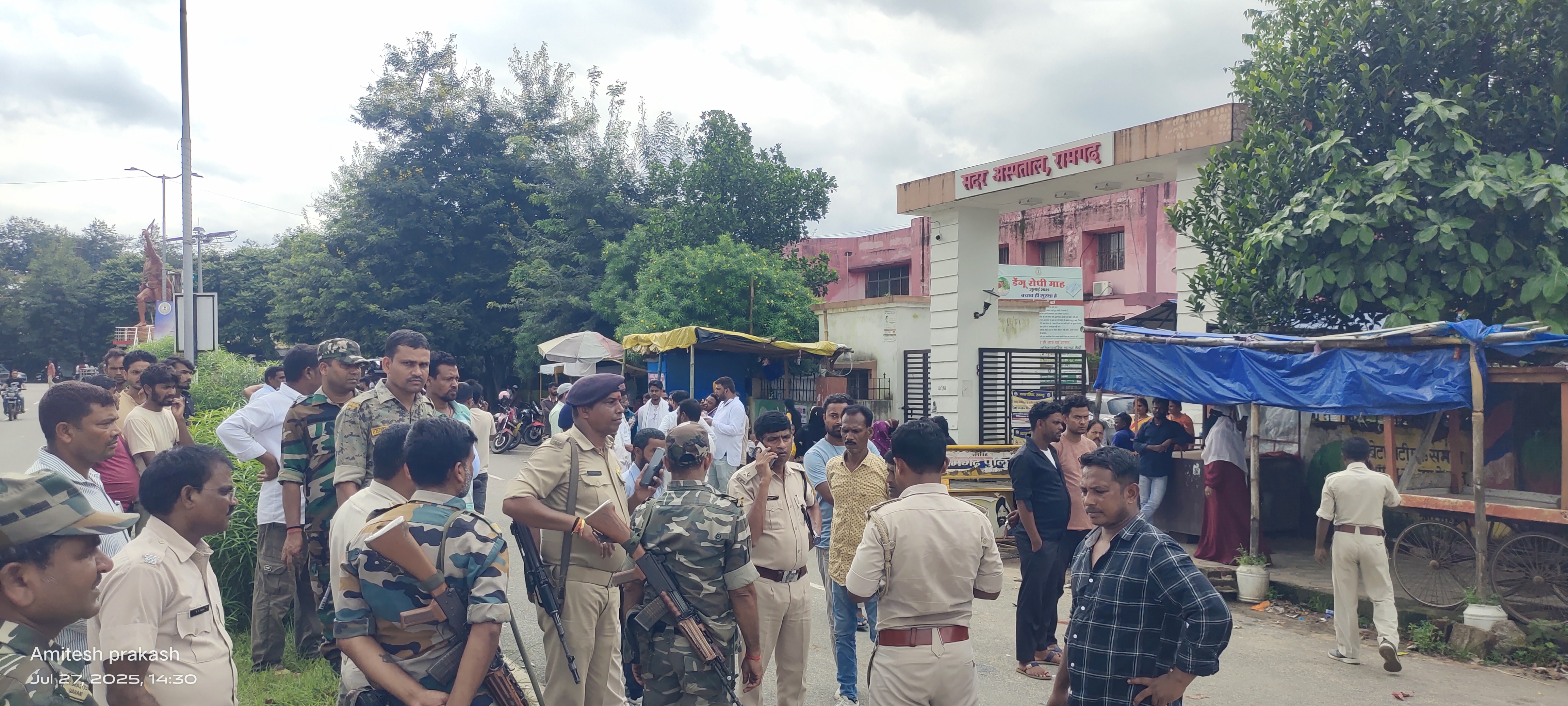 पोस्टमार्टम हाउस के बाहर खड़ी पुलिस की टीम पोस्टमार्टम हाउस के बाहर खड़ी पुलिस की टीम