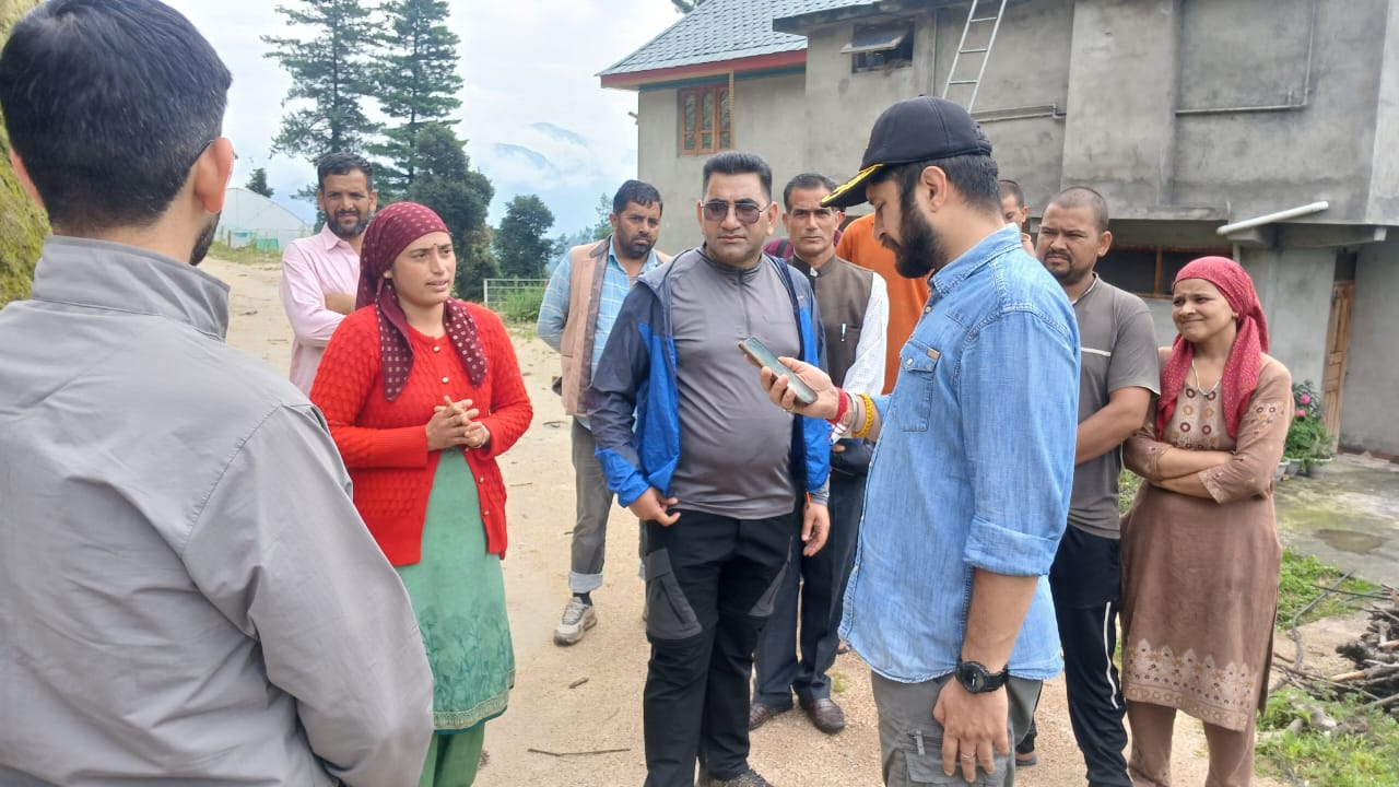 आपदा प्रभावित डेजी गांव में सड़क पहुंचाने में लगी मशीनरी। आपदा प्रभावित डेजी गांव में सड़क पहुंचाने में लगी मशीनरी।