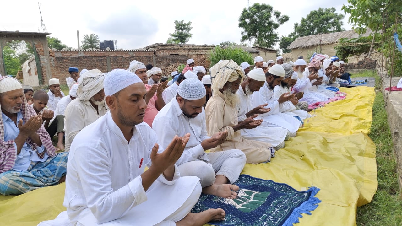 विशेष नमाज इस्तिका अदा करते लोग विशेष नमाज इस्तिका अदा करते लोग