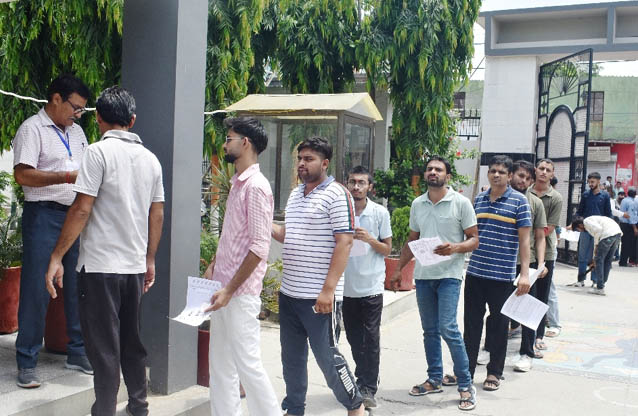 सोनीपत: परीक्षा की व्यवस्थाओं में लगे कर्मचारी सोनीपत: परीक्षा की व्यवस्थाओं में लगे कर्मचारी