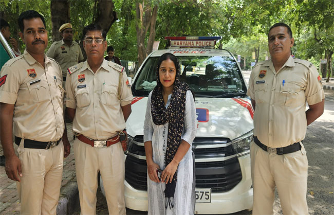 डायल 112 की मदद से परीक्षा देने पहुंची परीक्षार्थी मनीषा। डायल 112 की मदद से परीक्षा देने पहुंची परीक्षार्थी मनीषा।