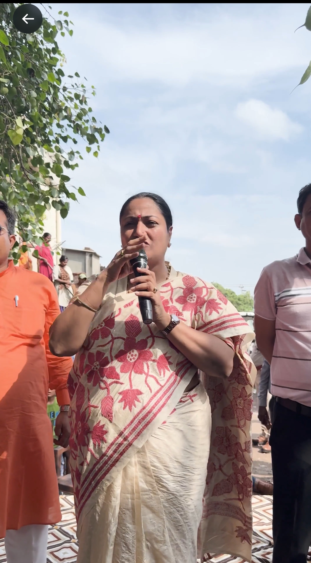 दिल्ली के शालीमार बाग स्थित फाटक वाली झुग्गी में रविवार को लोगों से संवाद करती मुख्यमंत्री रेखा गुप्ता दिल्ली के शालीमार बाग स्थित फाटक वाली झुग्गी में रविवार को लोगों से संवाद करती मुख्यमंत्री रेखा गुप्ता