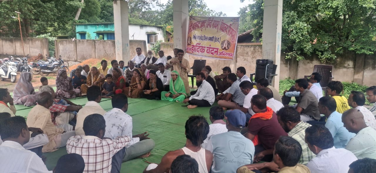 पालक बैठक में उपस्थिति ग्रामीण। पालक बैठक में उपस्थिति ग्रामीण।