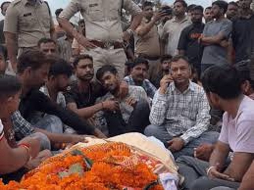 परिजनाें ने शव रखकर किया चक्काजाम परिजनाें ने शव रखकर किया चक्काजाम