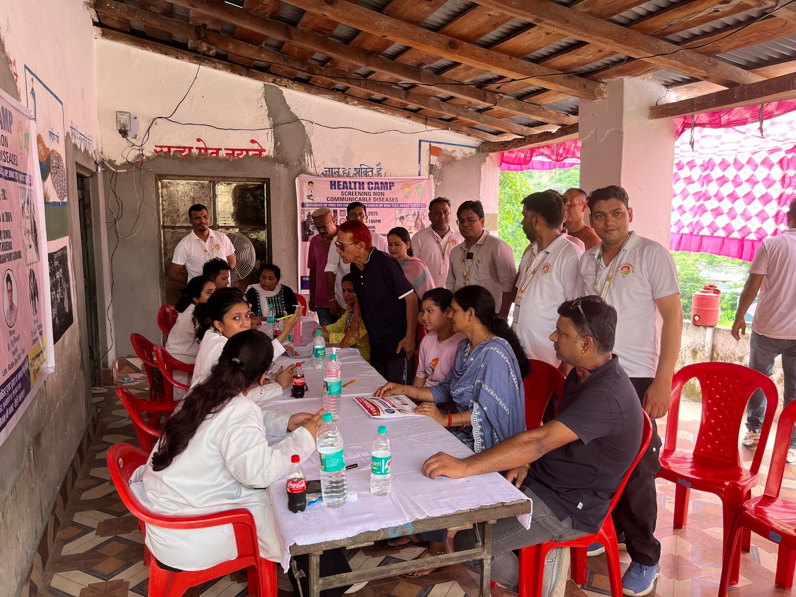 स्वास्थ्य जांच करते चिकित्सक