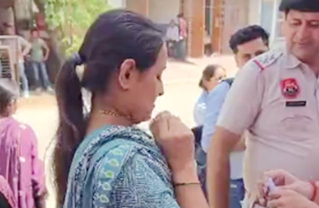 सोनीपत: परीक्षा केंद्र पर प्रवेश से पहले अपना मंगलसूत्र उतारती अभ्यर्थी