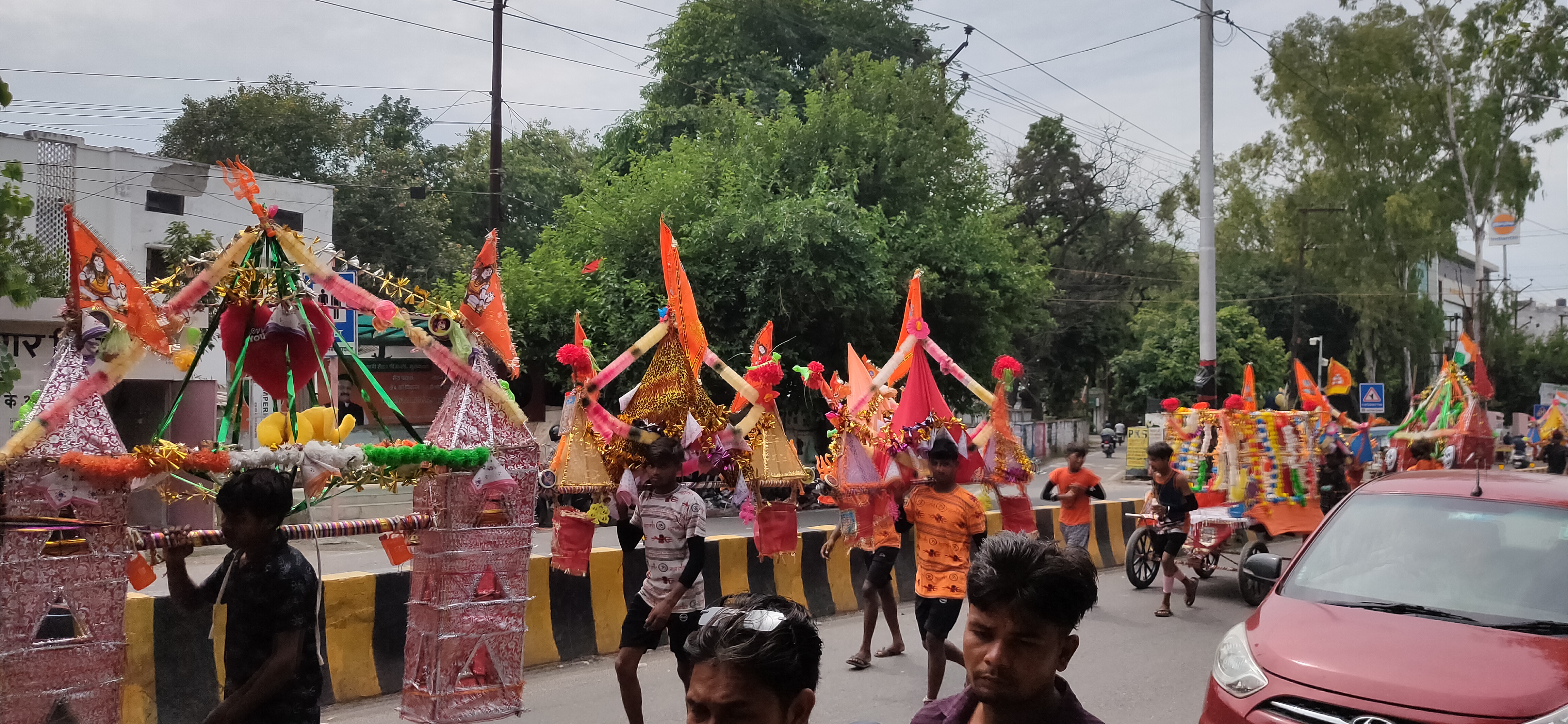 कांठ रोड पर हरिद्वार से कांवड़ लेकर आते कांवड़ बेड़े। कांठ रोड पर हरिद्वार से कांवड़ लेकर आते कांवड़ बेड़े।