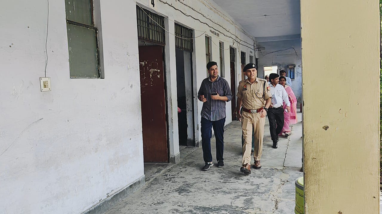 आरओ/एआरओ परीक्षा शांतिपूर्वक संपन्न जिलाधिकारी व पुलिस अधीक्षक ने किया परीक्षा केंद्रों का भ्रमण आरओ/एआरओ परीक्षा शांतिपूर्वक संपन्न जिलाधिकारी व पुलिस अधीक्षक ने किया परीक्षा केंद्रों का भ्रमण